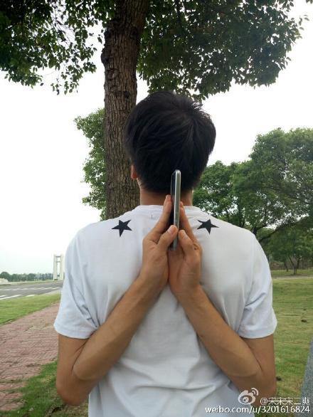 เทรนด์ใหม่อวดหุ่นดีมาอีกแล้ว พนมมือด้านหลัง ของแท้ต้องถือโทรศัพท์ด้วย !