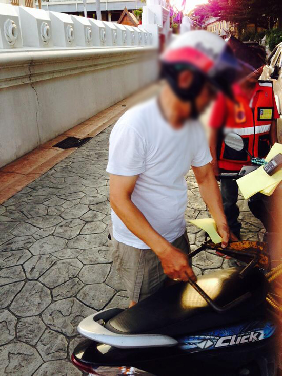 ทำได้จริงหรือ ? ตำรวจออกเวรแต่งนอกเครื่องแบบ แจกใบสั่ง-ล็อกล้อ