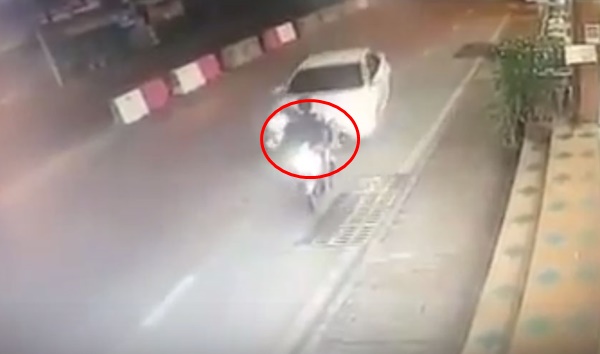 รถเก๋งตั้งใจชนมอเตอร์ไซค์ล้มกระเด็น แชร์สนั่นเน็ต