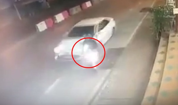 รถเก๋งตั้งใจชนมอเตอร์ไซค์ล้มกระเด็น แชร์สนั่นเน็ต