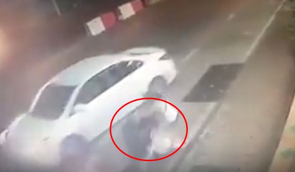 รถเก๋งตั้งใจชนมอเตอร์ไซค์ล้มกระเด็น แชร์สนั่นเน็ต