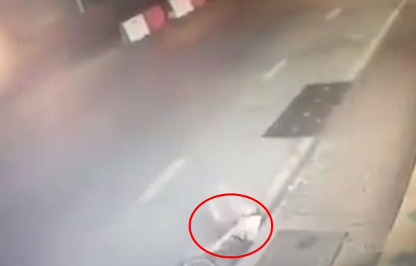 รถเก๋งตั้งใจชนมอเตอร์ไซค์ล้มกระเด็น แชร์สนั่นเน็ต