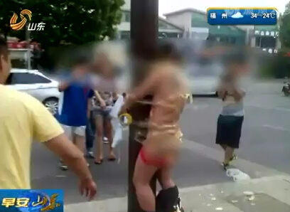 เพื่อนจับเจ้าบ่าวแก้ผ้า มัดเสาข้างถนน ก่อนรุมปาเค้ก-ปาไข่ใส่