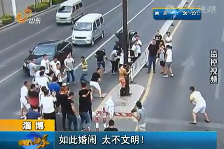 เพื่อนจับเจ้าบ่าวแก้ผ้า มัดเสาข้างถนน ก่อนรุมปาเค้ก-ปาไข่ใส่