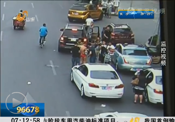 เพื่อนจับเจ้าบ่าวแก้ผ้า มัดเสาข้างถนน ก่อนรุมปาเค้ก-ปาไข่ใส่