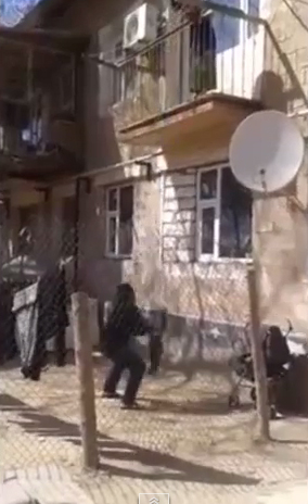 ช็อก แม่ขี้เกียจลงบันได จับลูกโยนลงจากชั้น 2 ให้พ่อรอรับด้านล่าง