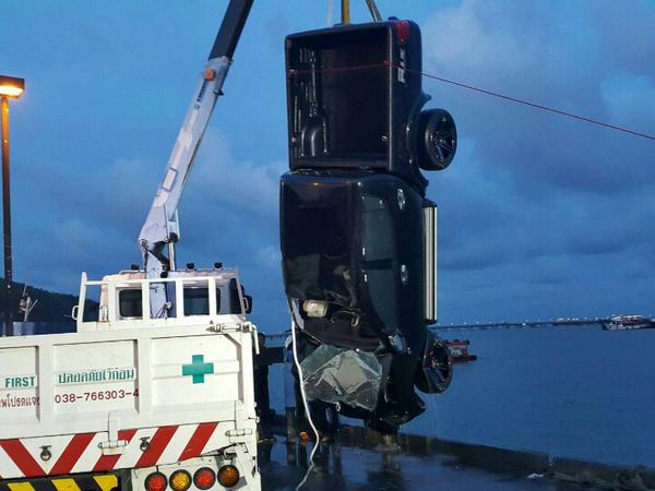 หนุ่มคิดสั้น น้อยใจเมีย ขับกระบะพุ่งลงน้ำฆ่าตัวตาย..พบศพกอดรูปพ่อแม่เอาไว้แน่น