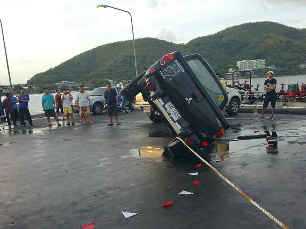 หนุ่มคิดสั้น น้อยใจเมีย ขับกระบะพุ่งลงน้ำฆ่าตัวตาย..พบศพกอดรูปพ่อแม่เอาไว้แน่น