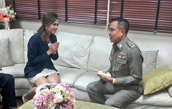 ภานุรัตน์ พรหมคชสุต ผู้ประกาศข่าว ช่อง 7 เข้าขอขมา พล.ต.อ. สมยศ