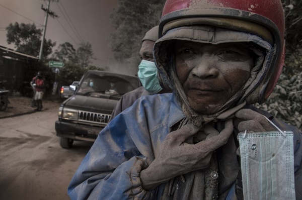 ภูเขาไฟซินาบุงระเบิด