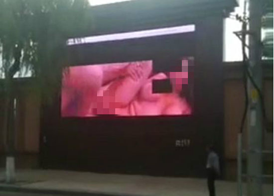 ชาวบ้านงง หนังโป๊ฉายขึ้นจอยักษ์ ผู้คนยืนตะลึงนานกว่า 10 นาที