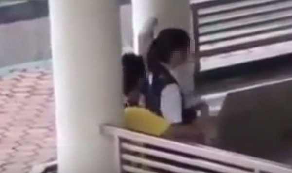 คลิปประจาน คู่รักนักเรียนมีเซ็กส์ในสวนสาธารณะ แบบไม่แคร์ใคร