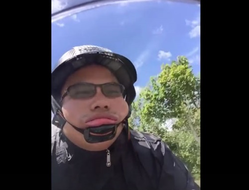 หนุ่มทดลองใส่หมวกกันน็อกถูกกฎหมาย ขับบิ๊กไบค์ ผลที่ได้...ทำเอาฮาลั่น