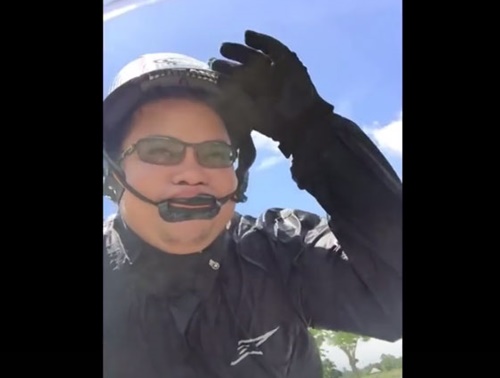 หนุ่มทดลองใส่หมวกกันน็อกถูกกฎหมาย ขับบิ๊กไบค์ ผลที่ได้...ทำเอาฮาลั่น