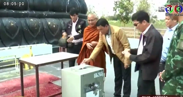 เจ้าอาวาสวัดที่โคราช ติดป้ายขอรับบริจาคตู้บริจาค