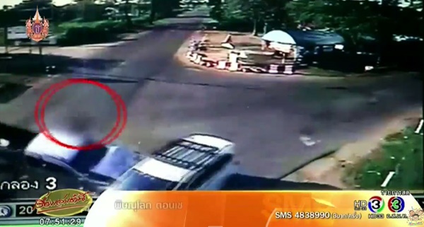 คลิปรถชนสนั่น 3 คัน กลางแยกวัดใจ ตำรวจแจ้งข้อหาประมาทร่วม