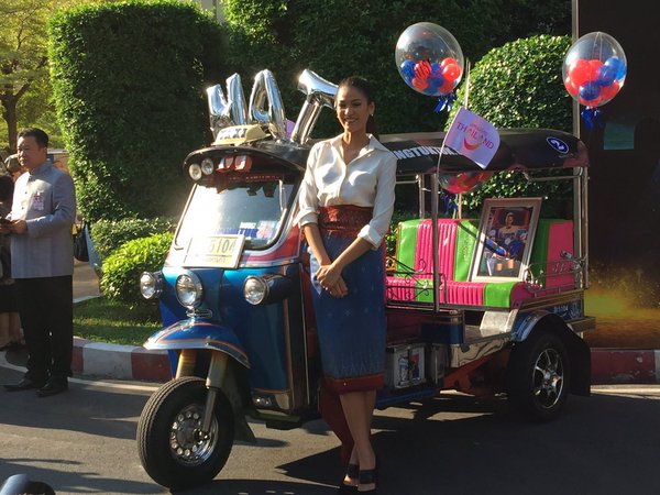 บิ๊กตู่ สวมมาดโชเฟอร์ พาน้องแนท ซิ่งตุ๊กตุ๊กรอบทำเนียบ