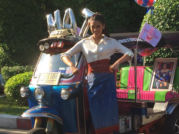 บิ๊กตู่ สวมมาดโชเฟอร์ พาน้องแนท ซิ่งตุ๊กตุ๊กรอบทำเนียบ