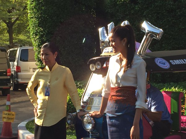 บิ๊กตู่ สวมมาดโชเฟอร์ พาน้องแนท ซิ่งตุ๊กตุ๊กรอบทำเนียบ