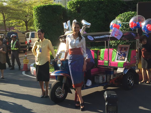 บิ๊กตู่ สวมมาดโชเฟอร์ พาน้องแนท ซิ่งตุ๊กตุ๊กรอบทำเนียบ