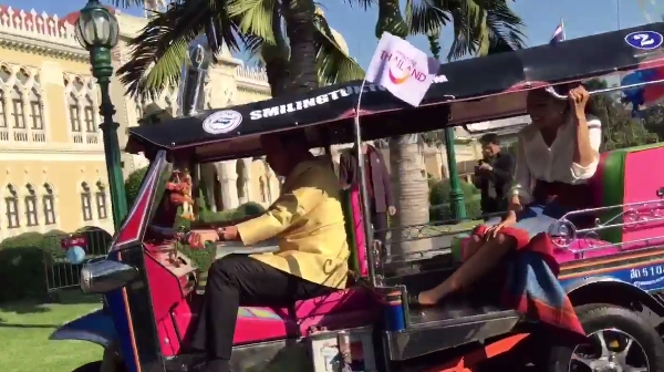 บิ๊กตู่ สวมมาดโชเฟอร์ พาน้องแนท ซิ่งตุ๊กตุ๊กรอบทำเนียบ