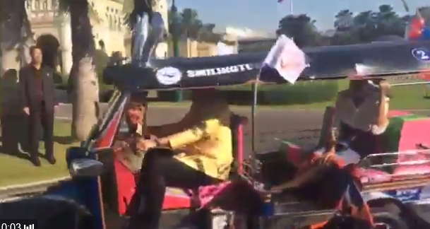 บิ๊กตู่ สวมมาดโชเฟอร์ พาน้องแนท ซิ่งตุ๊กตุ๊กรอบทำเนียบ