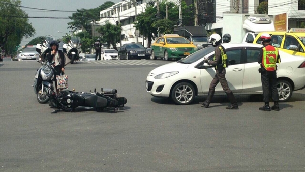 พล.ต.อ.จักรทิพย์ สั่งหยุดขบวนรถ 