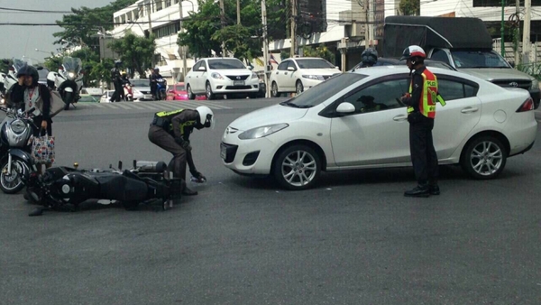 พล.ต.อ.จักรทิพย์ สั่งหยุดขบวนรถ 