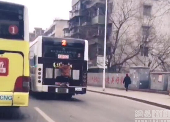  อาตี๋สุดเค็ม ไม่จ่ายค่ารถเมล์ ยอมโหนหลังรถแทน