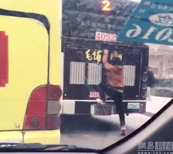  อาตี๋สุดเค็ม ไม่จ่ายค่ารถเมล์ ยอมโหนหลังรถแทน