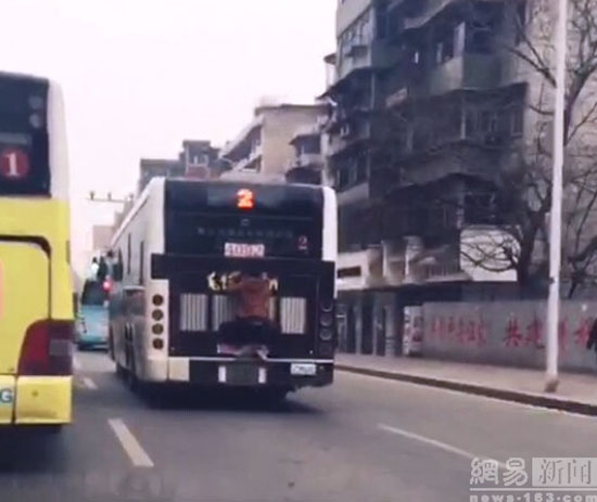  อาตี๋สุดเค็ม ไม่จ่ายค่ารถเมล์ ยอมโหนหลังรถแทน