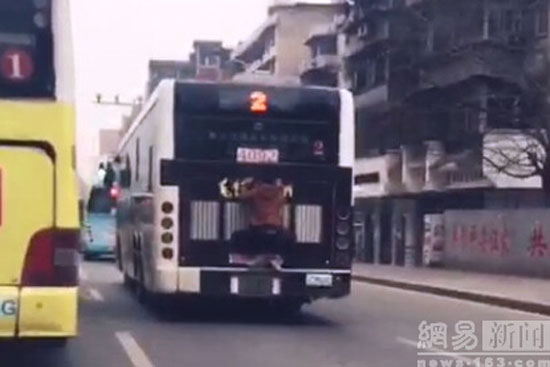  อาตี๋สุดเค็ม ไม่จ่ายค่ารถเมล์ ยอมโหนหลังรถแทน