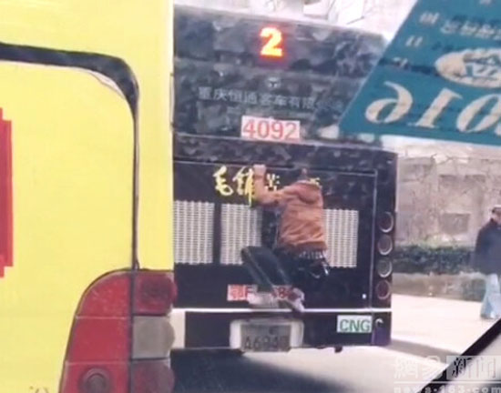  อาตี๋สุดเค็ม ไม่จ่ายค่ารถเมล์ ยอมโหนหลังรถแทน