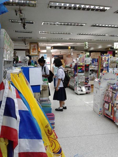 ยกย่อง 2 นักเรียนหญิง รวบกระโปรง-ก้มหัวเดินผ่านผู้ใหญ่