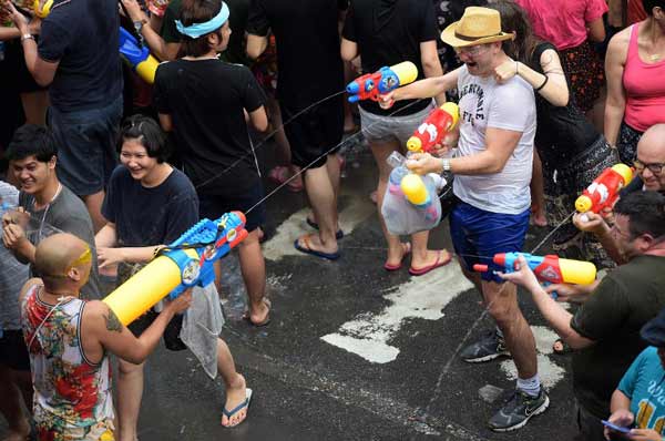 อีกมุมของสงกรานต์... อยากสาดน้ำใครก็สาดได้ มันใช่เหรอ !? 