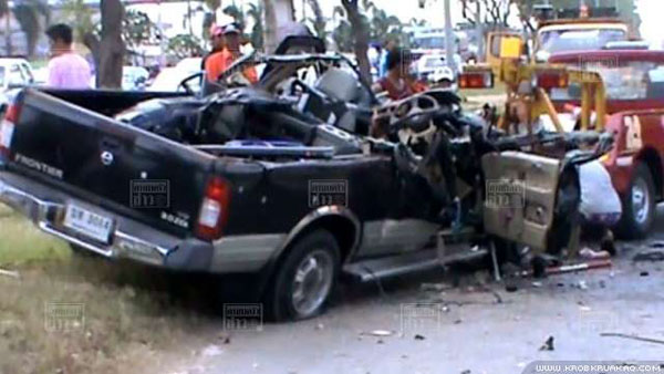 กระบะยางระเบิด พุ่งข้ามเกาะกลาง ประสานงารถบรรทุก