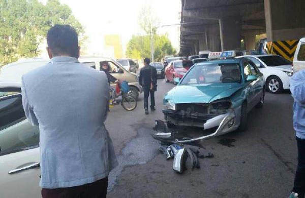 แท็กซี่ปล่อยโฮกลางถนน ขับชนรถหรูมาเซราติ เงินประกันไม่พอจ่าย