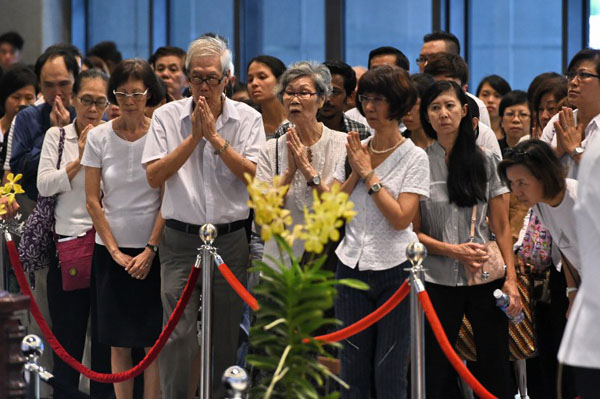 ชาวสิงค์โปร์นับแสนต่อแถวยาวเหยียด เข้าเคารพศพ ลี กวน ยู