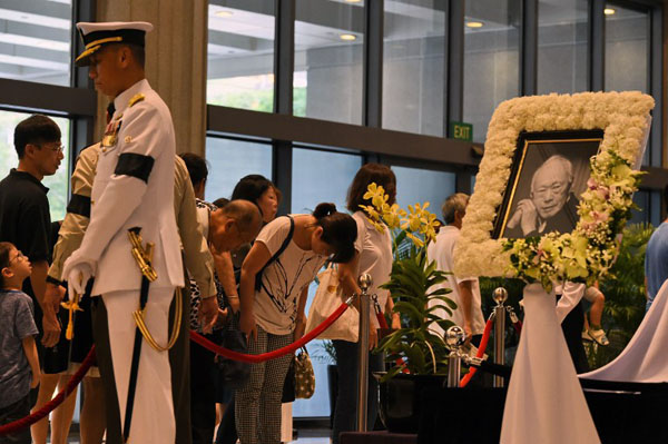 ชาวสิงค์โปร์นับแสนต่อแถวยาวเหยียด เข้าเคารพศพ ลี กวน ยู