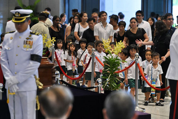 ชาวสิงค์โปร์นับแสนต่อแถวยาวเหยียด เข้าเคารพศพ ลี กวน ยู