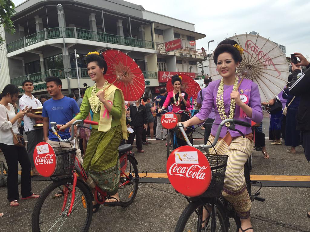 สงกรานต์ 2558 คึกคักทั่วไทย  ประชาชนแห่สาดน้ำ - รดน้ำดำหัวผู้ใหญ่