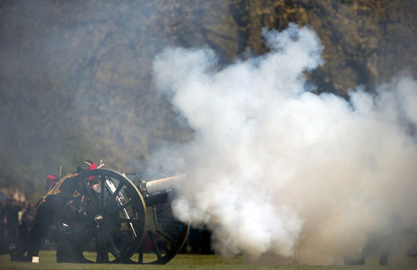 อังกฤษเฉลิมพระชนมพรรษากษัตริย์อายุยืนสุดในโลก ควีนเอลิซาเบธ