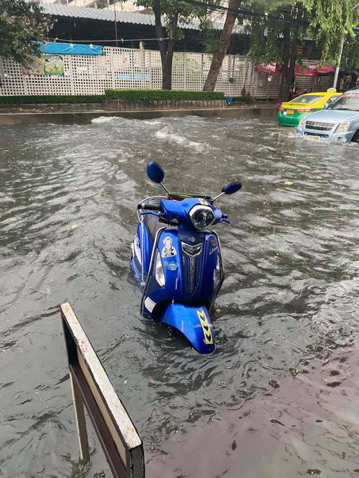 ฝนถล่มกรุง