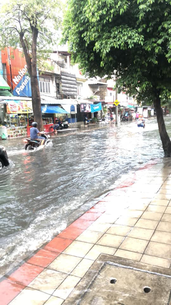 ฝนถล่มกรุง