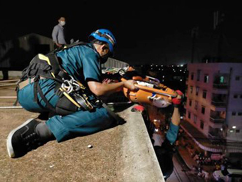 กู้ภัยโรยตัวเก็บศพ