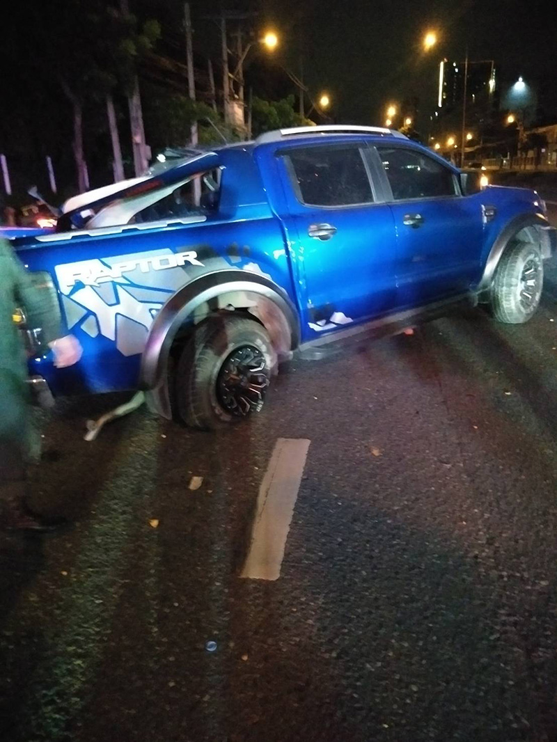 ขับรถชนเสาไฟ