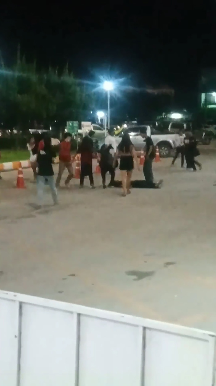 ยกพวกตีกัน