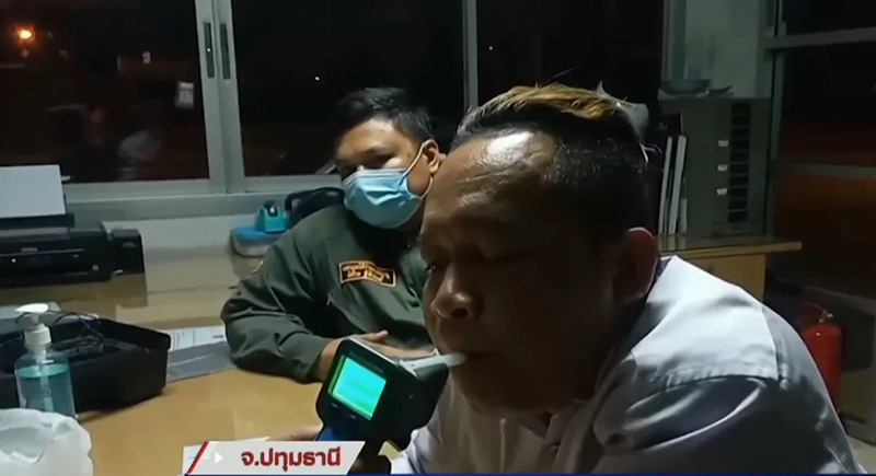 หนุ่มเมาแอ๋ ซิ่งชนรถฉุกเฉิน