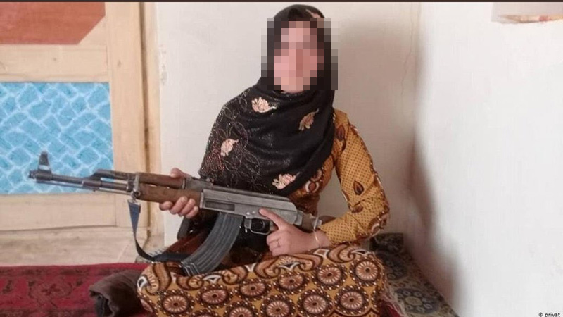 สาวควงปืนอาก้า