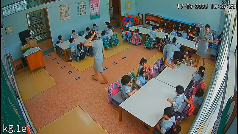 ครูจุ๋มป้ายยาดมใส่ตาเด็ก